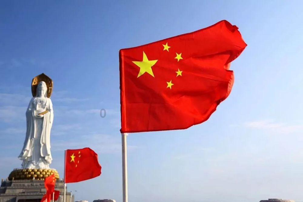 常州一男子跑进商场金店柜台将金饰塞进包里
